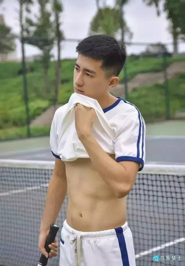 超帅网球男孩，侧颜绝了，是你的菜不？-白马骑士