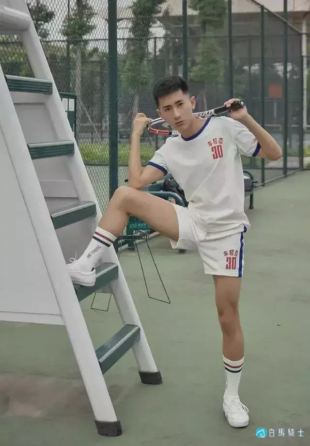 超帅网球男孩，侧颜绝了，是你的菜不？-白马骑士